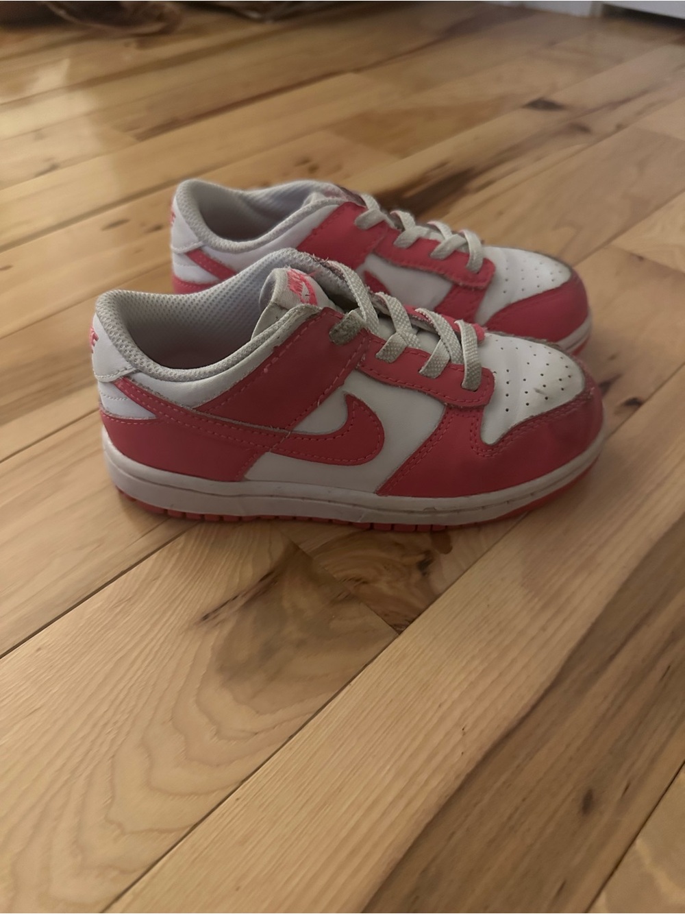 Nike Kids Low-Top Sneakers in Pink and White